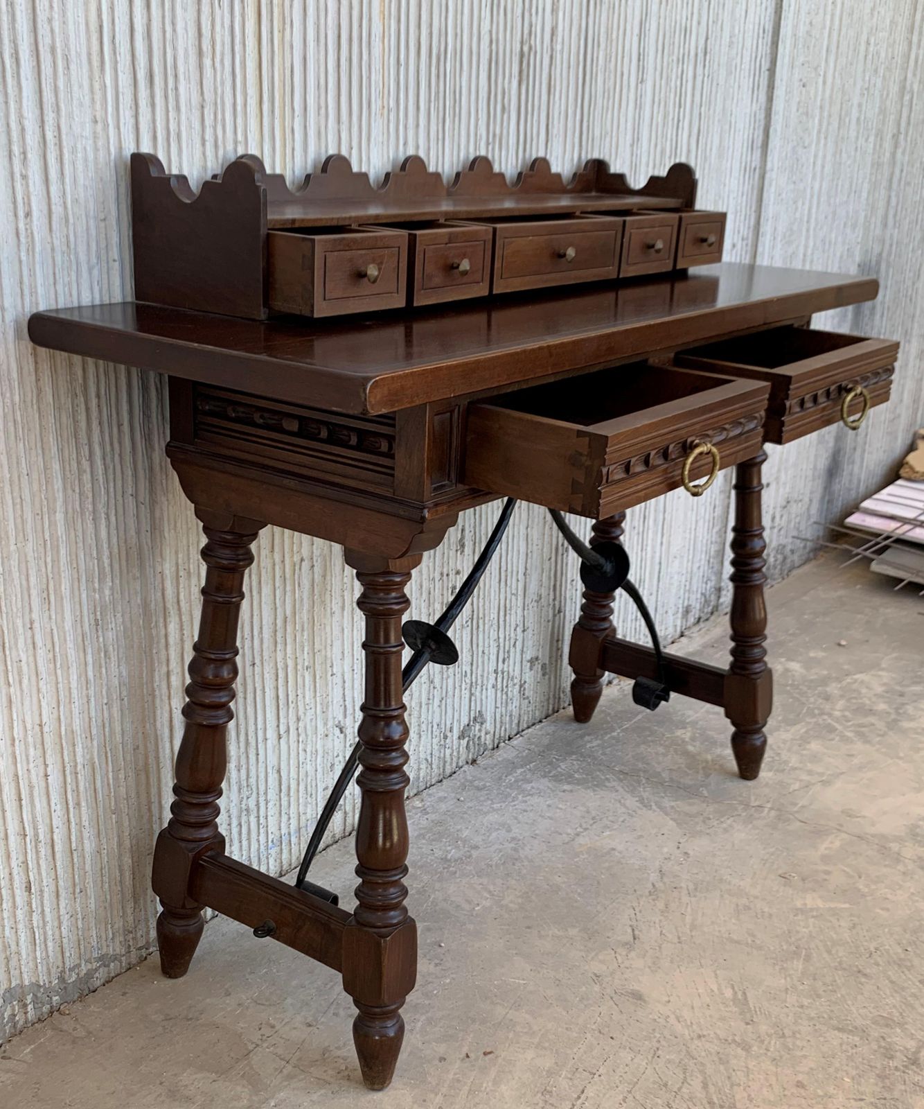 Bureau de dame ou console catalane en noyer sculpté et entretoise en fer photo for sale