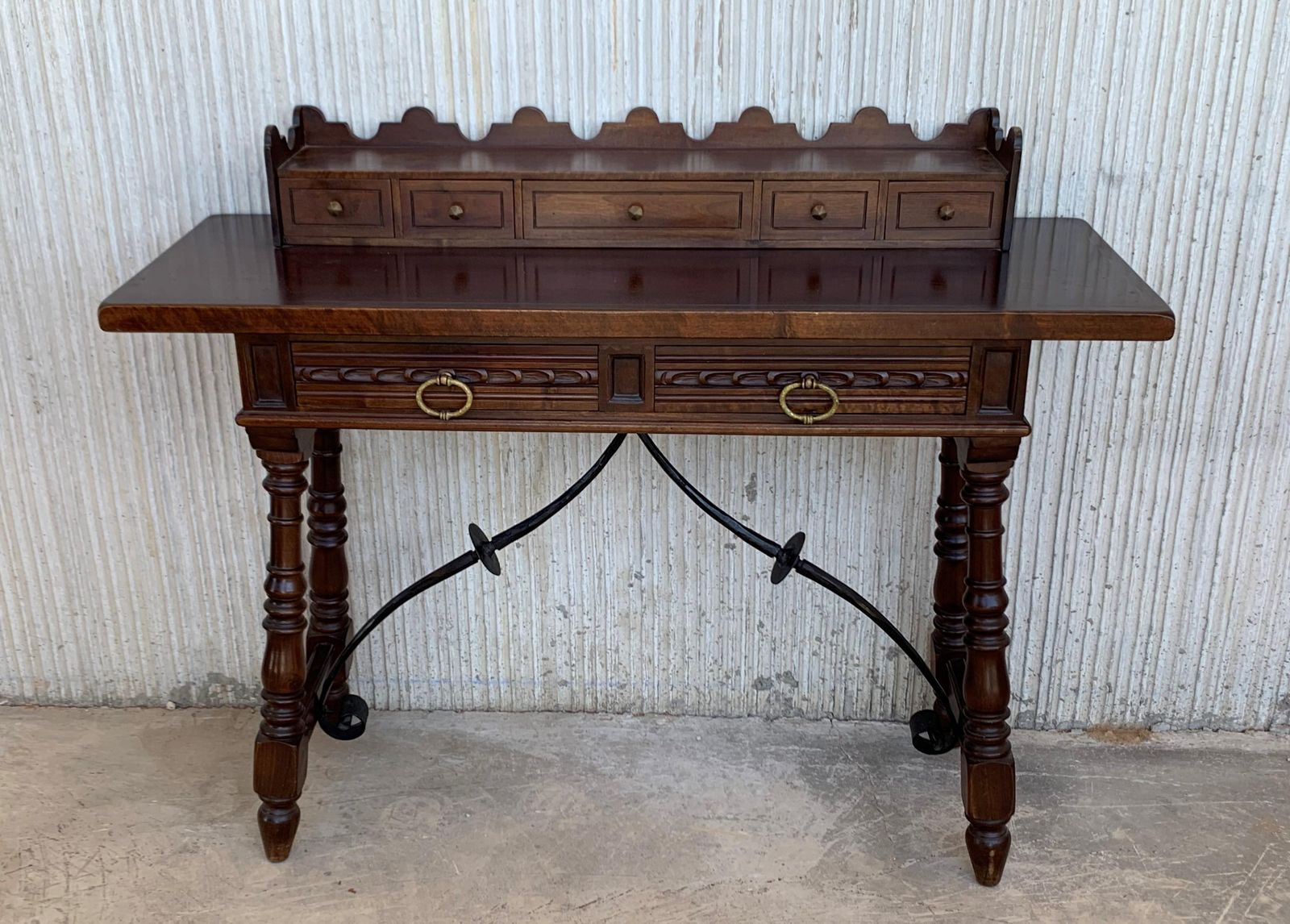 Bureau de dame ou console catalane en noyer sculpté et entretoise en fer photo vinterior