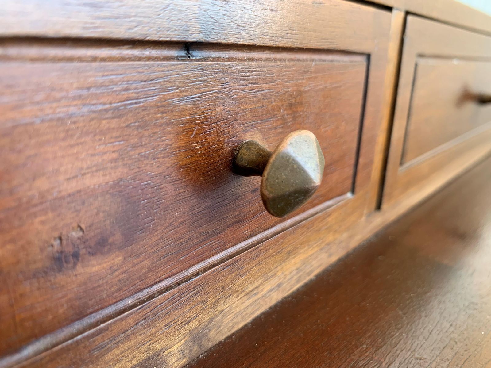 photo furniture Bureau de dame ou console catalane en noyer sculpté et entretoise en fer