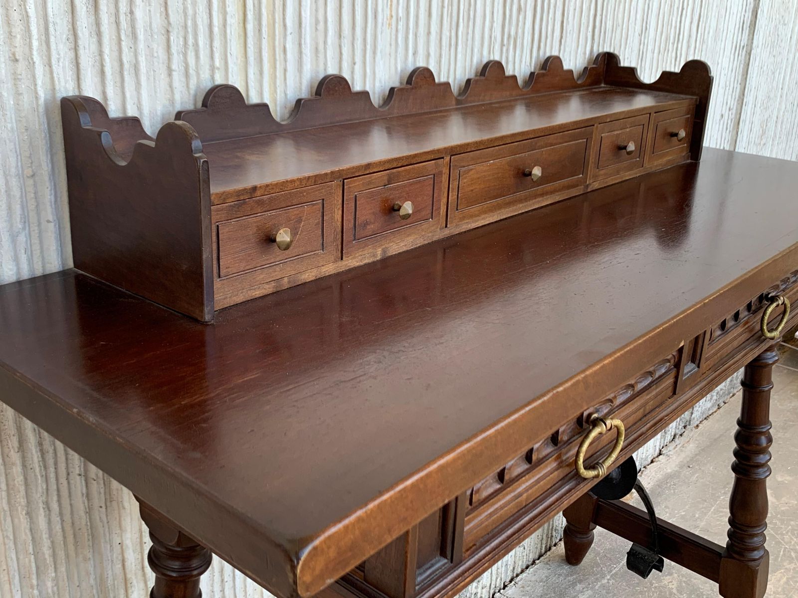 photo buy Bureau de dame ou console catalane en noyer sculpté et entretoise en fer