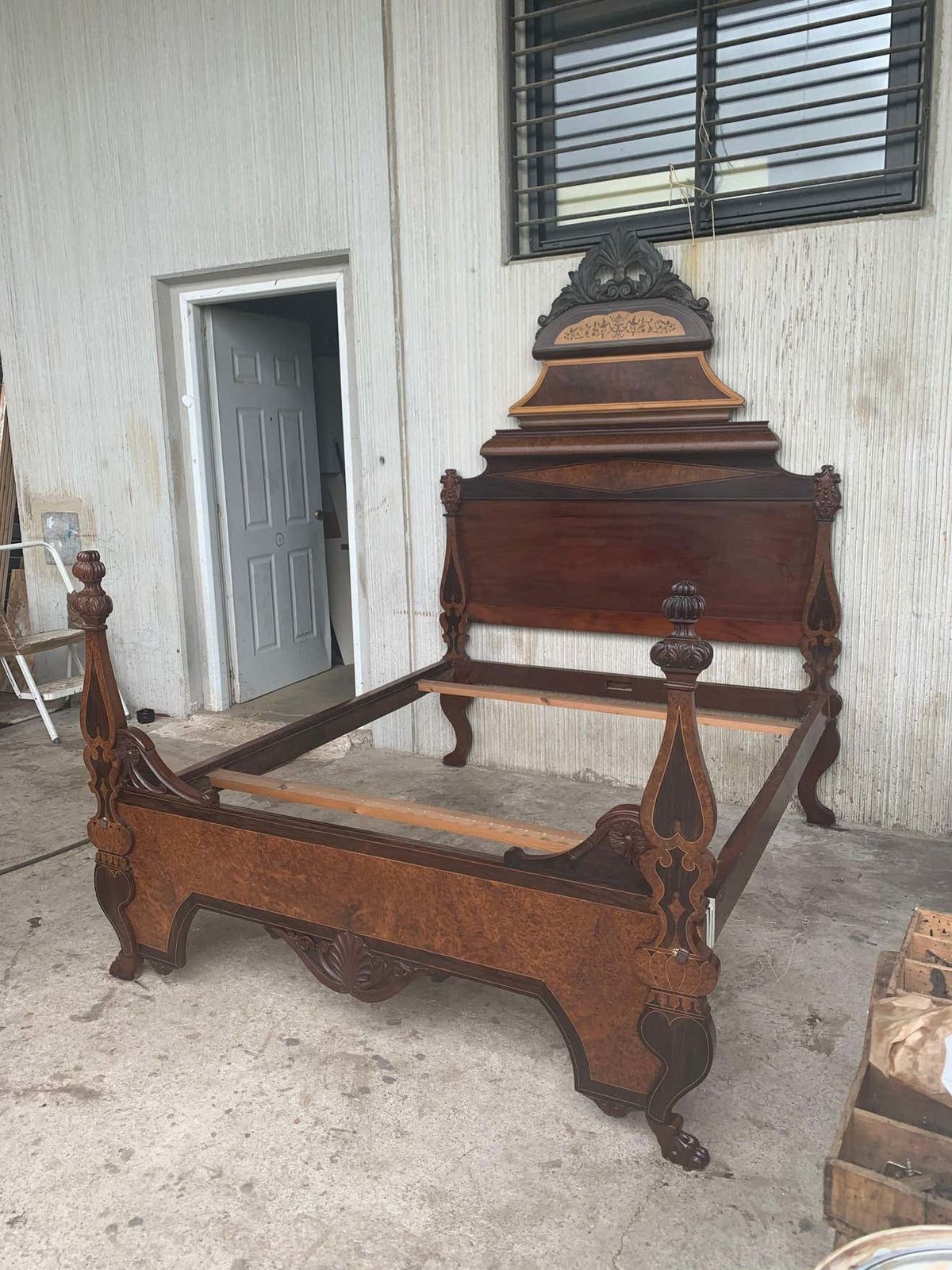Lit à baldaquin d'époque victorienne en noyer sculpté, style Lincoln, Italie, XIXe siècle photo furniture
