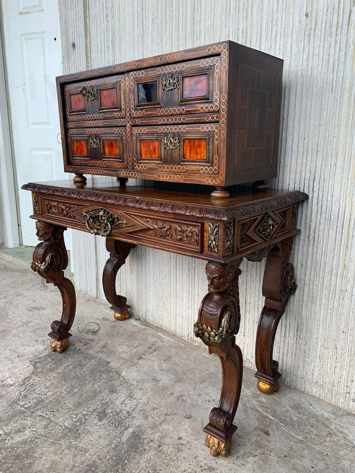 Cabinet sur piédestal italien du XXe siècle, bargueño baroque avec incrustations et montures photo Mobilier