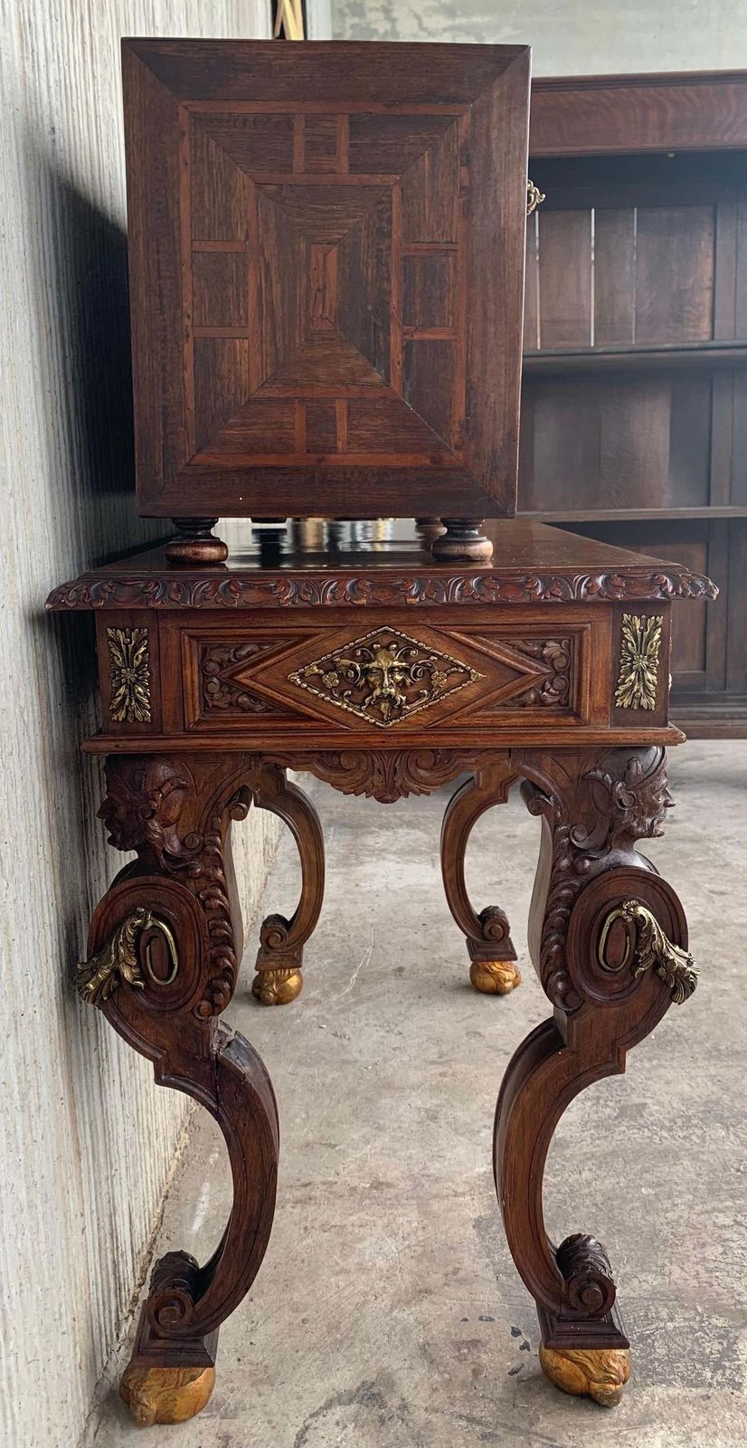 Cabinet sur piédestal italien du XXe siècle, bargueño baroque avec incrustations et montures photo vinterior