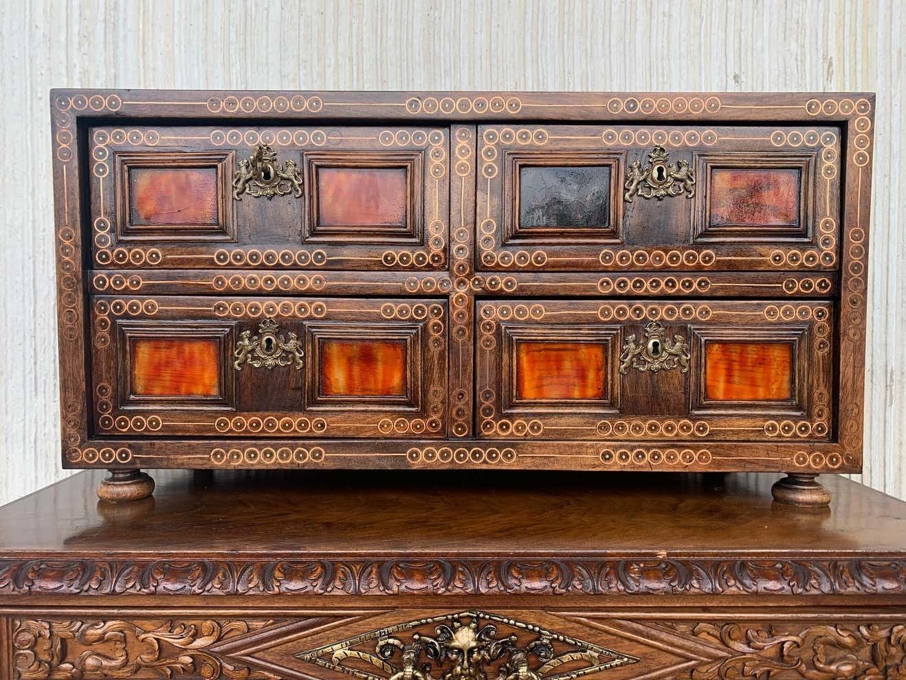 Cabinet sur piédestal italien du XXe siècle, bargueño baroque avec incrustations et montures photo vintage
