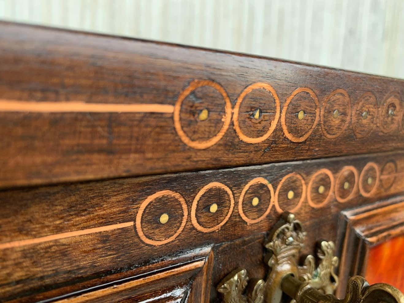 Mobilier Cabinet sur piédestal italien du XXe siècle, bargueño baroque avec incrustations et montures photo