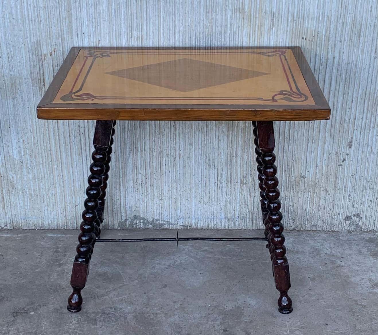 Table d'appoint baroque espagnole, marqueterie et plateau peint, XIXe siècle photo for sale