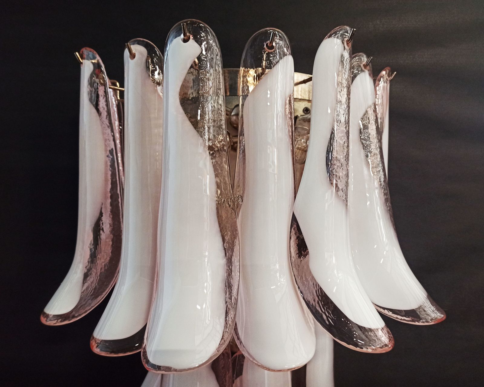 Paio Di Lampade Da Parete Vintage Italiane Murano 16 Petali Di Vetro Rosa E Lattimo photo vintage
