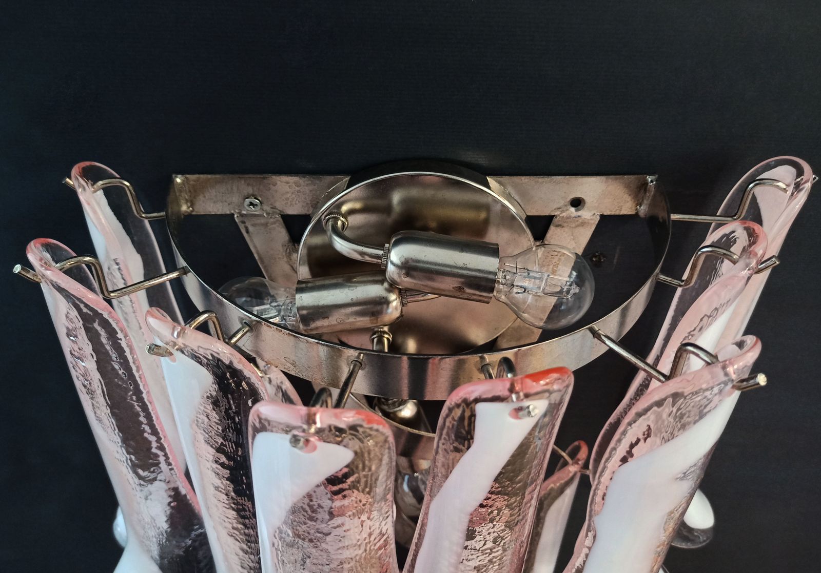 photo vinterior Paio Di Lampade Da Parete Vintage Italiane Murano 16 Petali Di Vetro Rosa E Lattimo