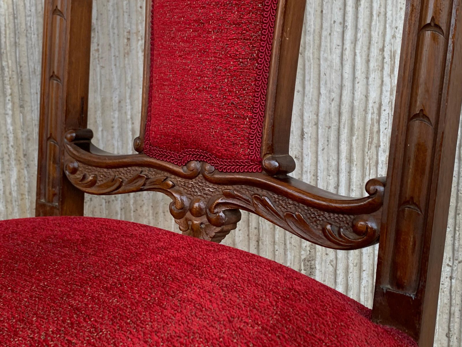 Ensemble de six chaises espagnoles en noyer sculpté, assise et dossier en velours rouge photo vintage