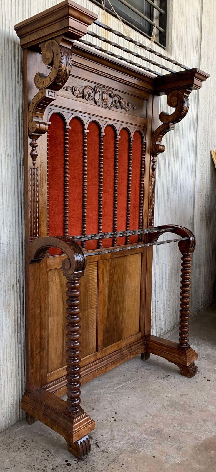 Grand porte-manteau de hall espagnol en noyer massif sculpté, dossier en velours rouge, XIXe siècle photo Mobilier
