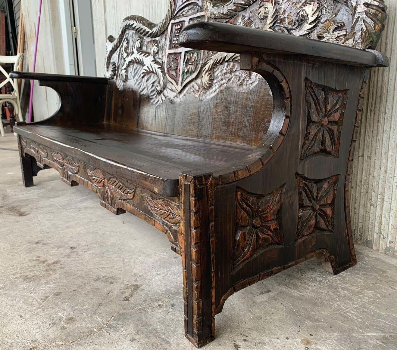 photo furniture Banc espagnol en chêne sculpté et polychrome, début du XXe siècle