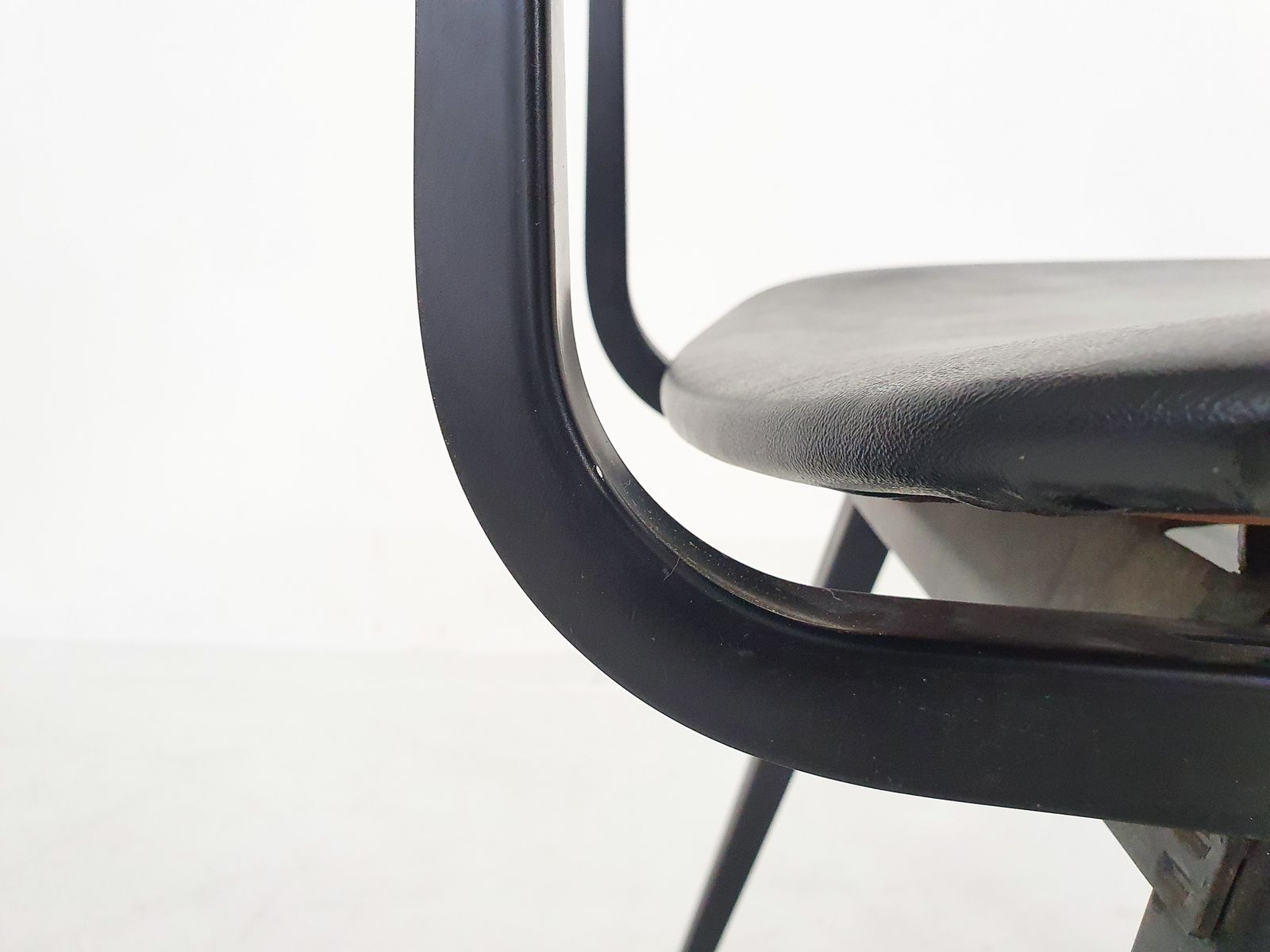photo furniture Friso Kramer Voor Ahrend De Cirkel "Result" Eetkamerstoel, Nederland 1967