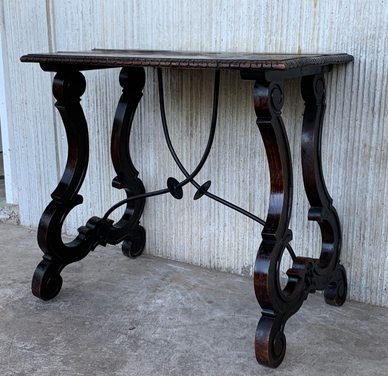 Table d'appoint espagnole XIXe siècle, pied en lyre sculpté à la main et entretoise en fer photo furniture