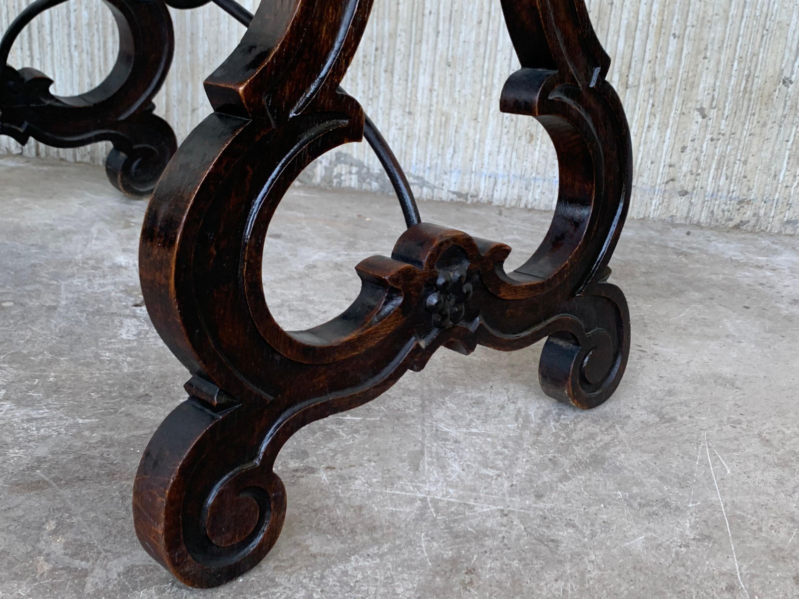 Table d'appoint espagnole XIXe siècle, pied en lyre sculpté à la main et entretoise en fer photo vintage