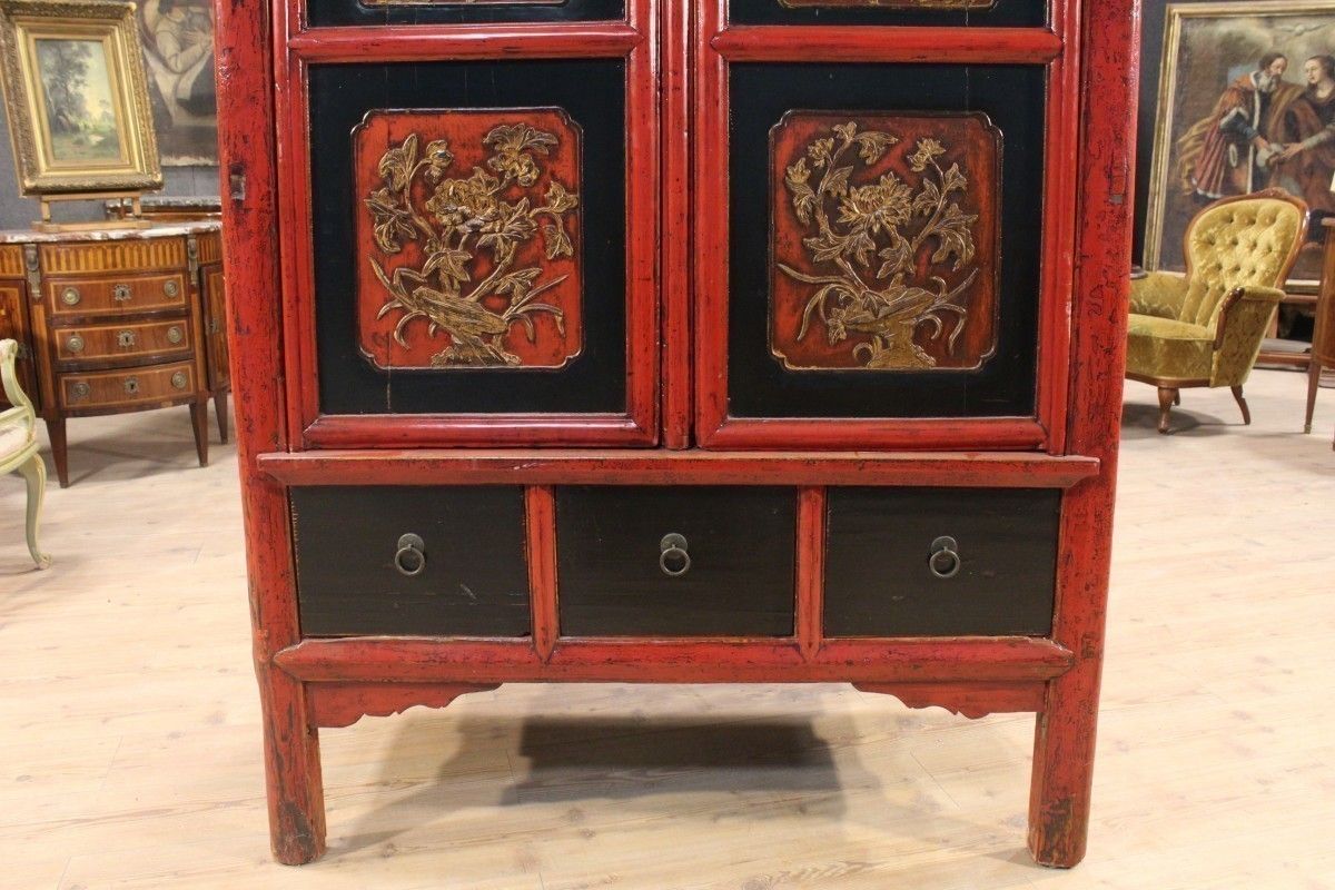 photo vintage Chinese Wardrobe In Lacquered Wood