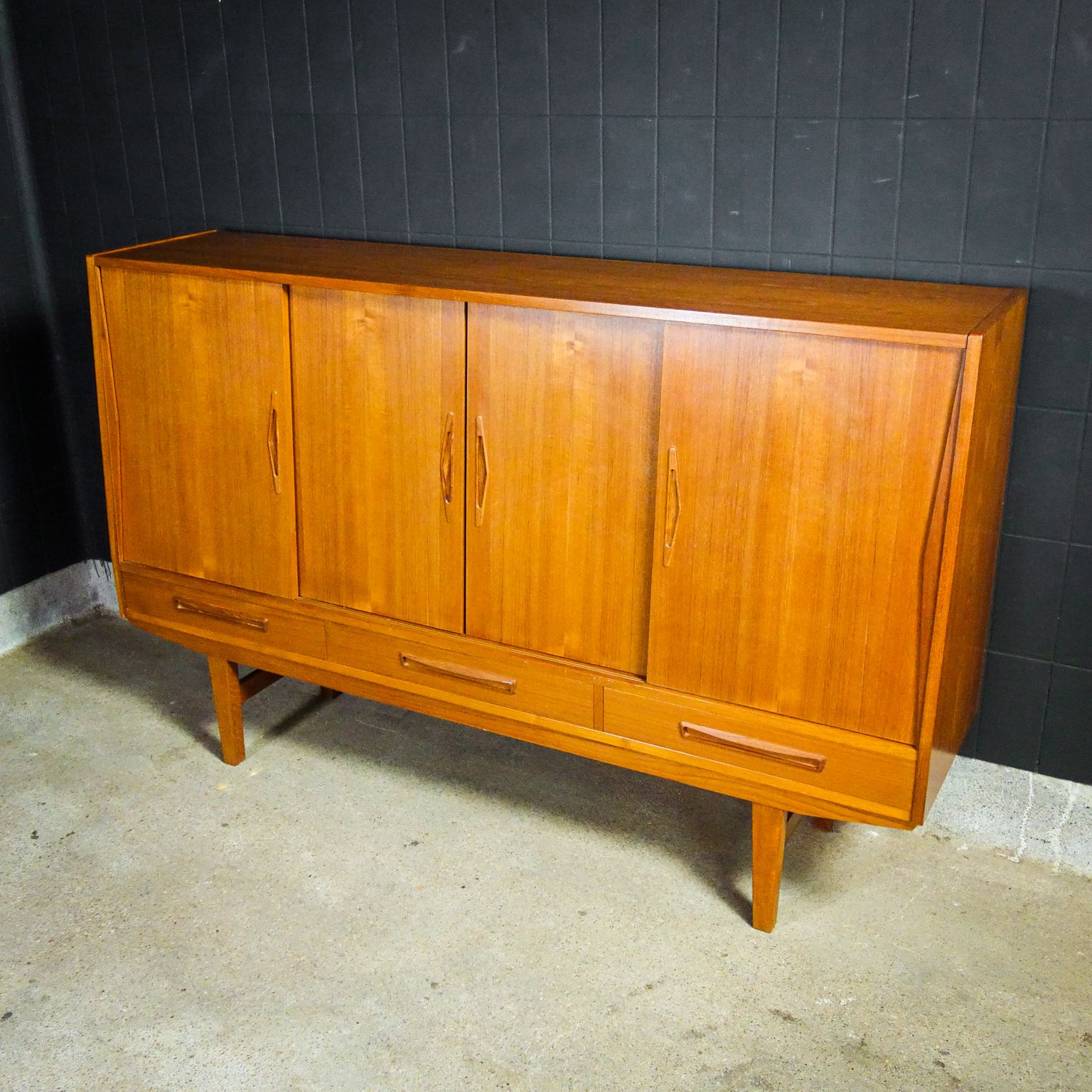 Mid Century Dressoir Met Spiegel – Jaren Zestig photo furniture