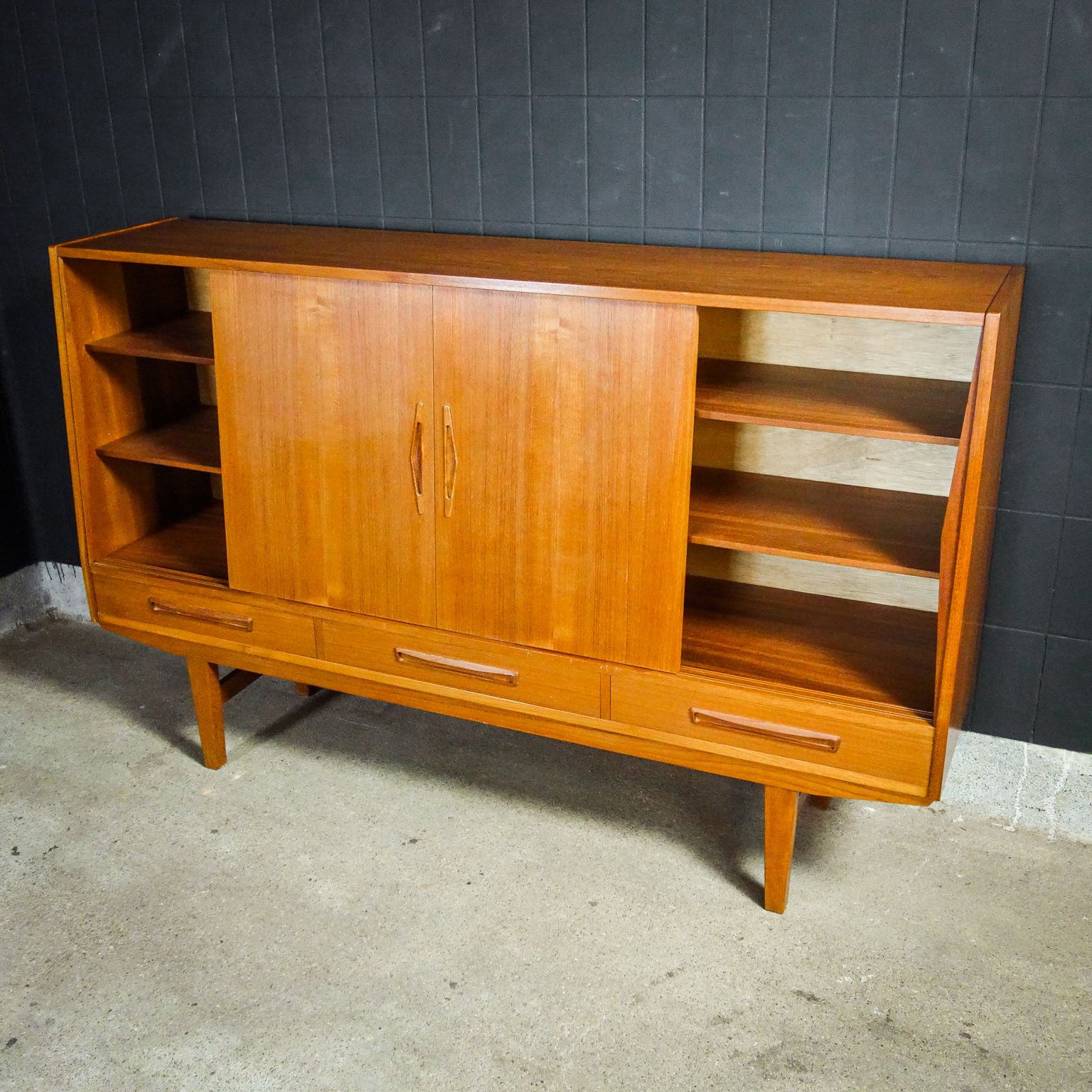 Mid Century Dressoir Met Spiegel – Jaren Zestig photo Meubels