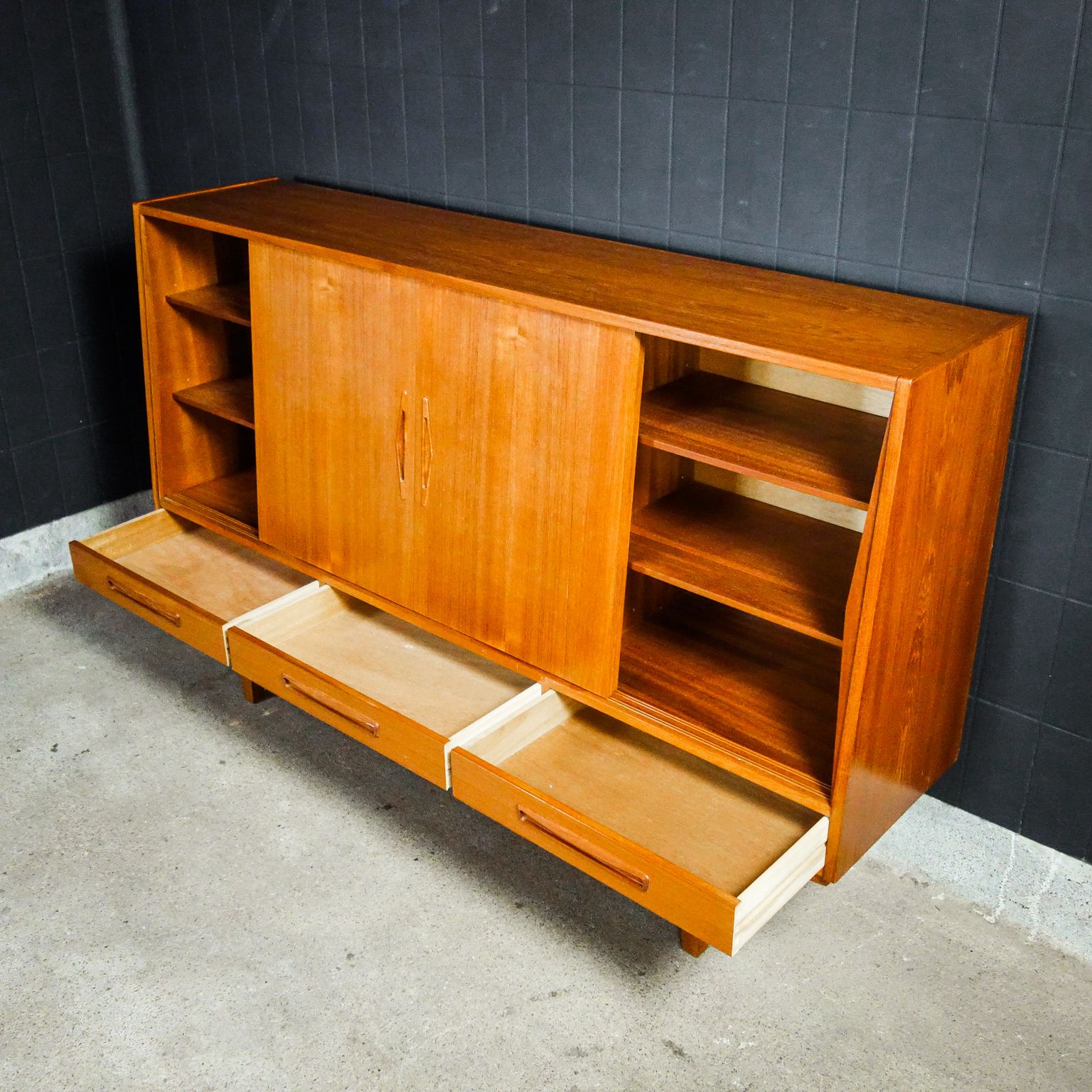Mid Century Dressoir Met Spiegel – Jaren Zestig photo vintage