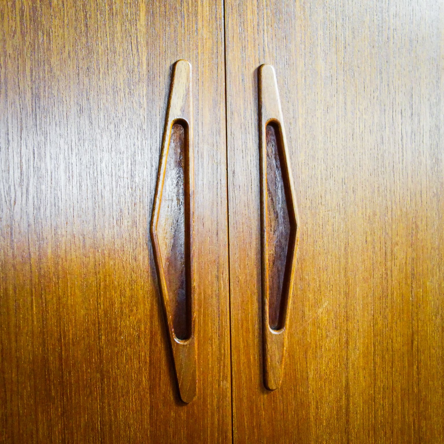 photo vinterior Mid Century Dressoir Met Spiegel – Jaren Zestig