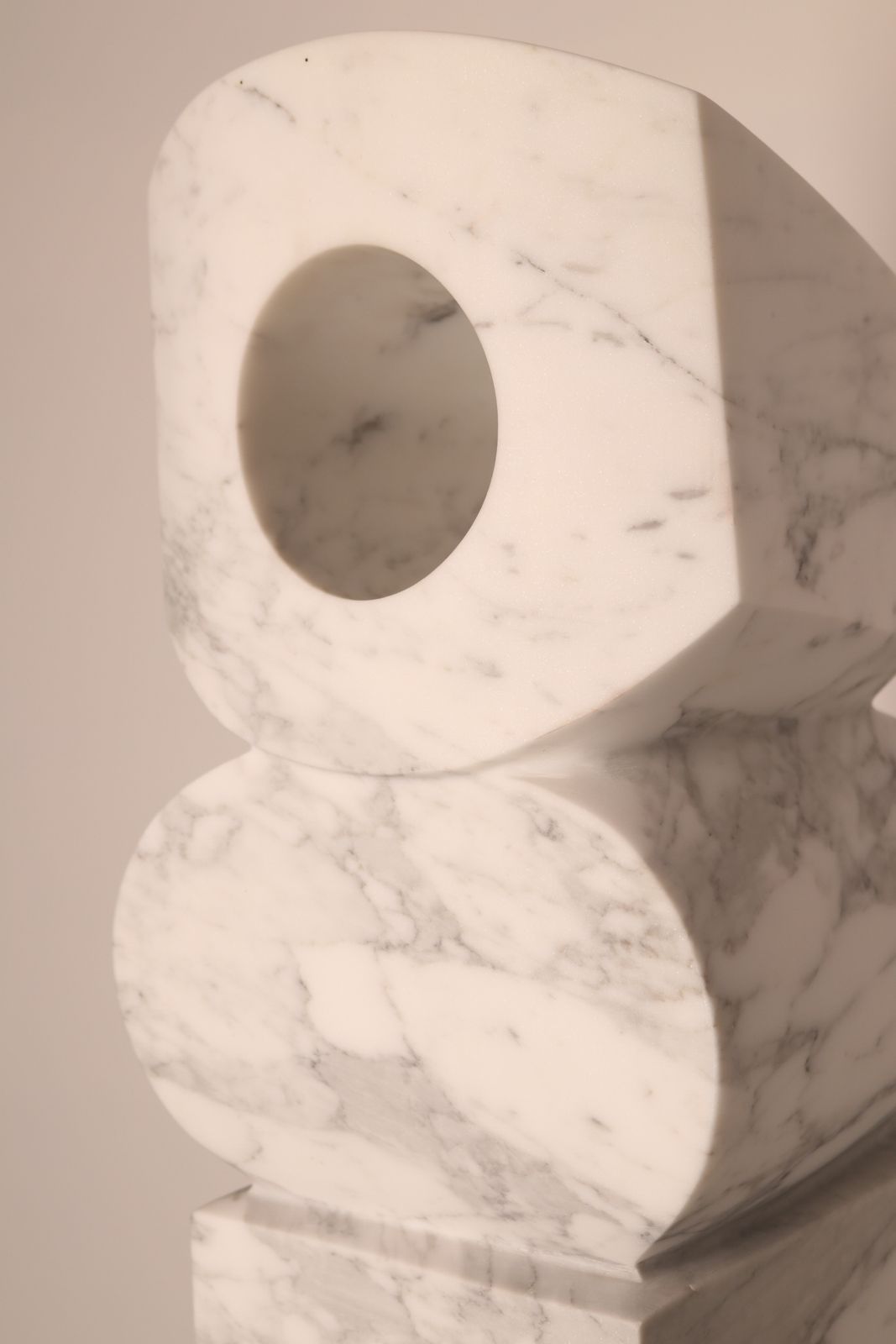 photo vinterior Unique Handmade Sculpture In White Marble 'Totem' By Belgian Sculptor Lieven Debrabandere
