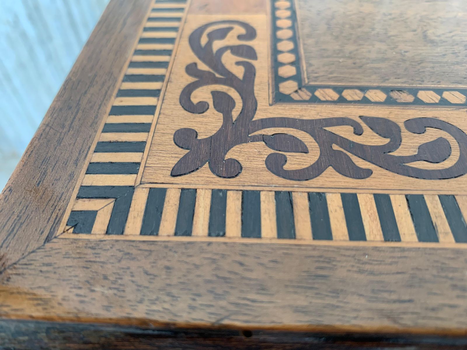 Table d'appoint baroque espagnole, plateau en marqueterie et pieds tournés, XIXe siècle photo vintage