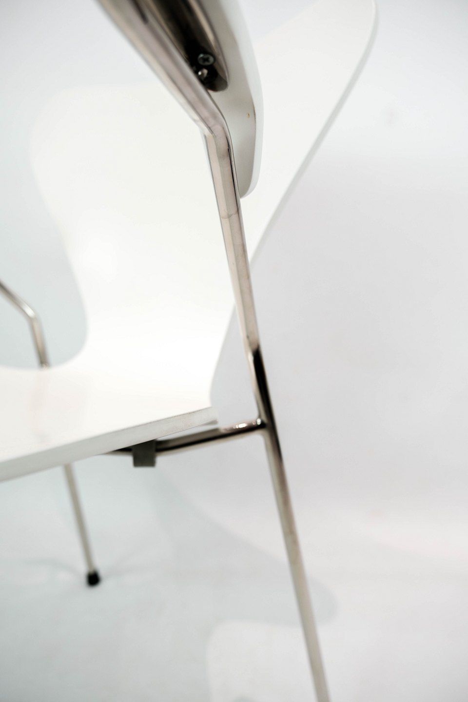 White Seven Chair, Model 3207, With Armrests Designed By Arne Jacobsen In 1955 And Manufactured By Fritz Hansen. photo 565.0