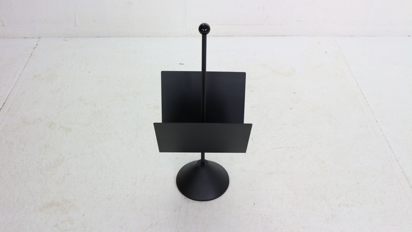 Porada Arredi Black Metal Minimalistic Magazinine Rack, 1980s, Italy