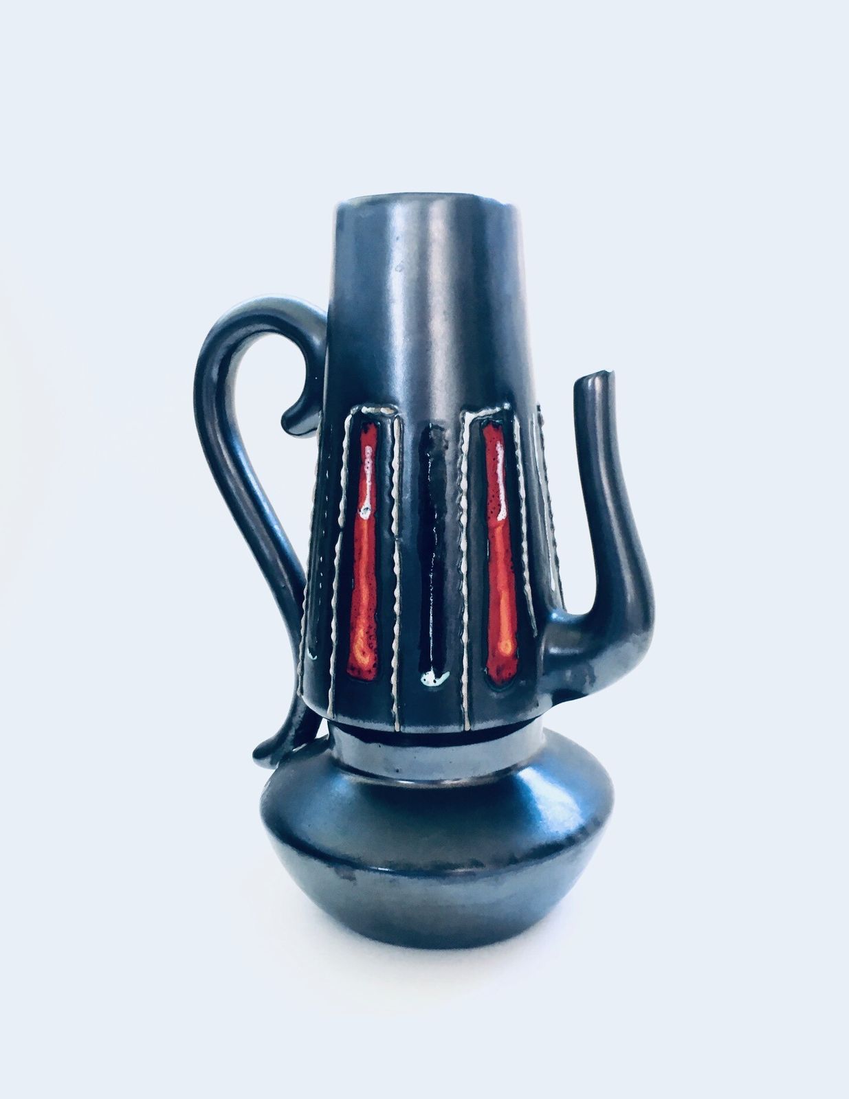 Mid Century Italiaans Design Art Pottery Zwart & Lava Keramische Karaf, Italië Ca. Jaren 1960 photo for sale