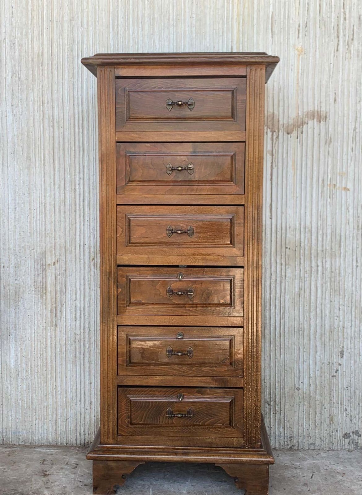 Siffonier espagnol du XXe siècle en pin sculpté de style toscan, six tiroirs avec serrures photo furniture