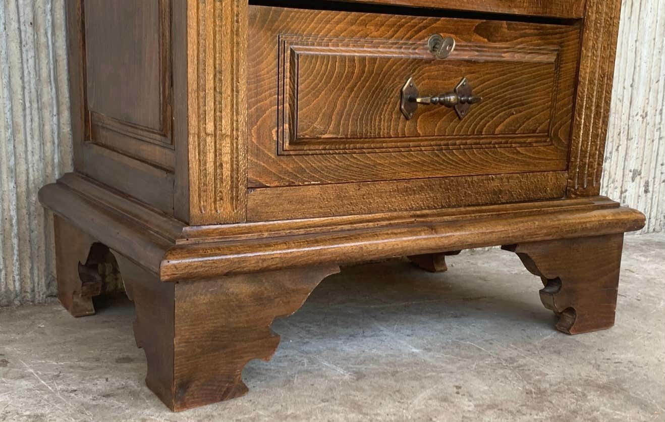 photo furniture Siffonier espagnol du XXe siècle en pin sculpté de style toscan, six tiroirs avec serrures