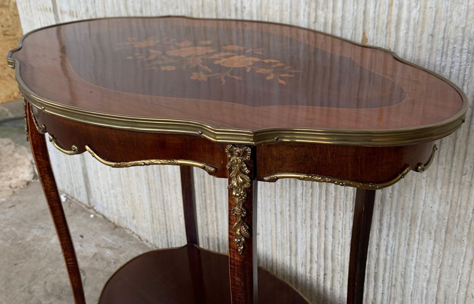 Table française de style Louis XV, marqueterie florale et bronze doré, XIXe siècle photo buy