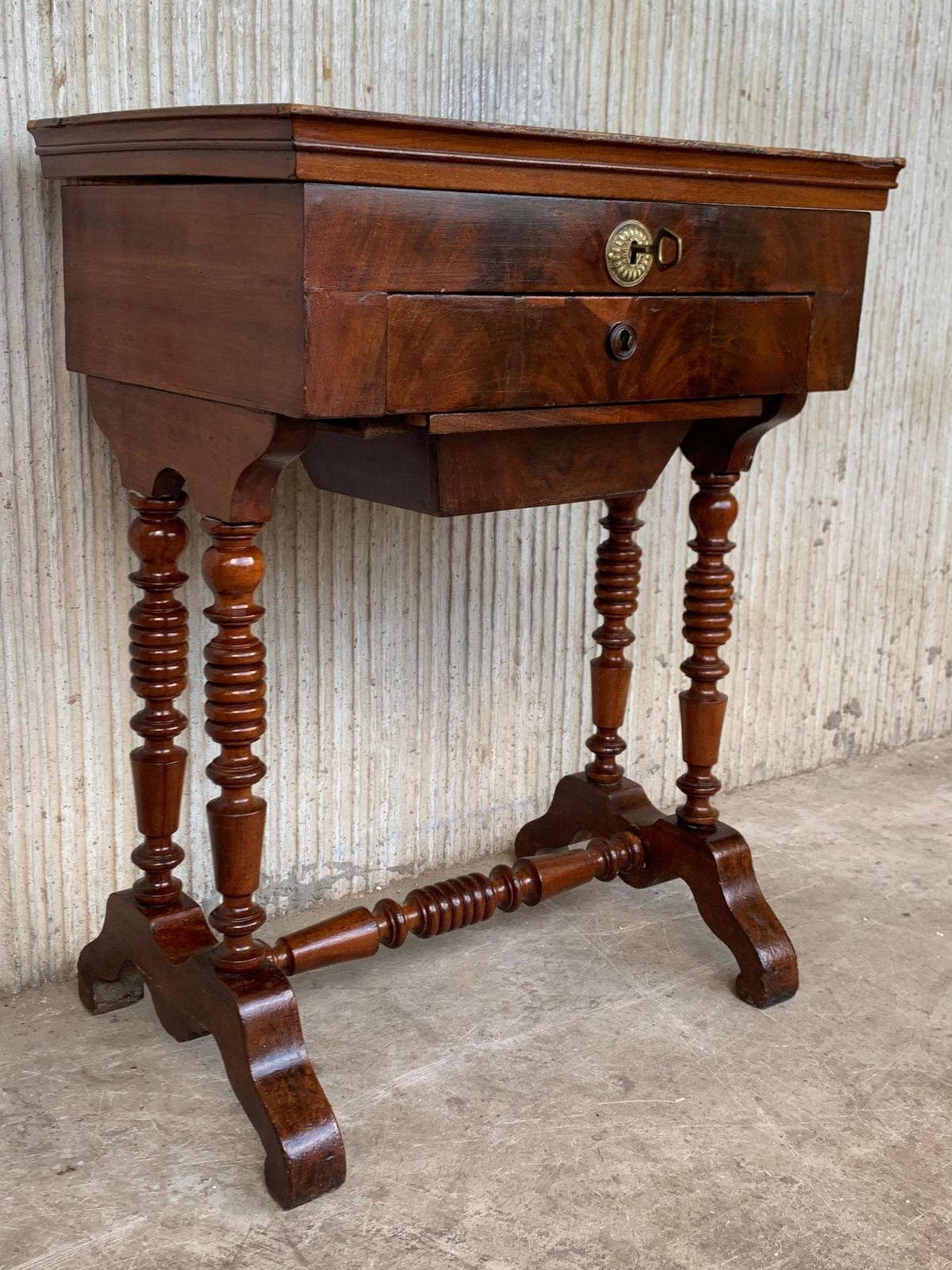 Table de couture d'époque victorienne, bois de loupe de noyer et amboyna incrusté, vers 1880 photo furniture