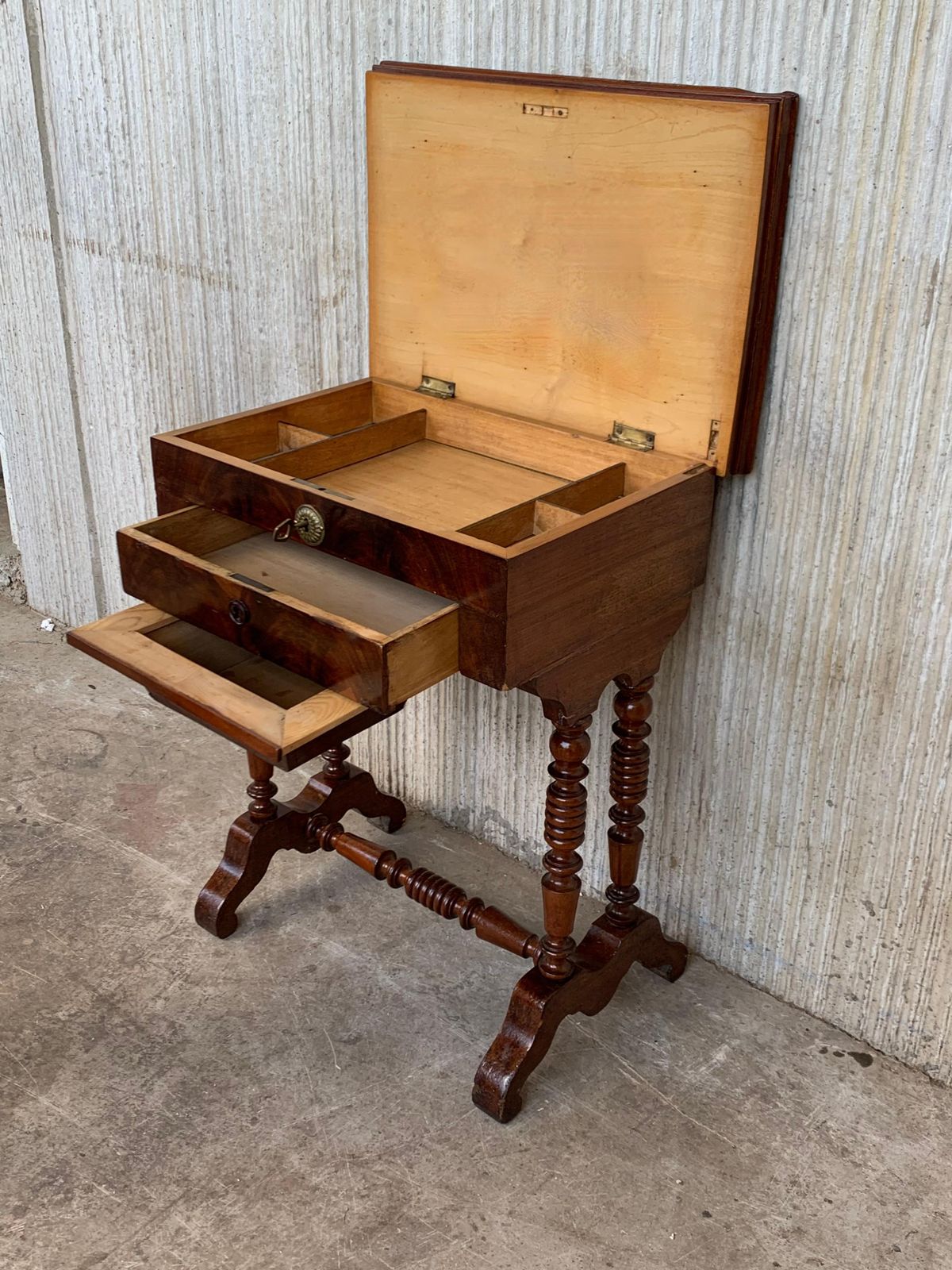 photo for sale Table de couture d'époque victorienne, bois de loupe de noyer et amboyna incrusté, vers 1880