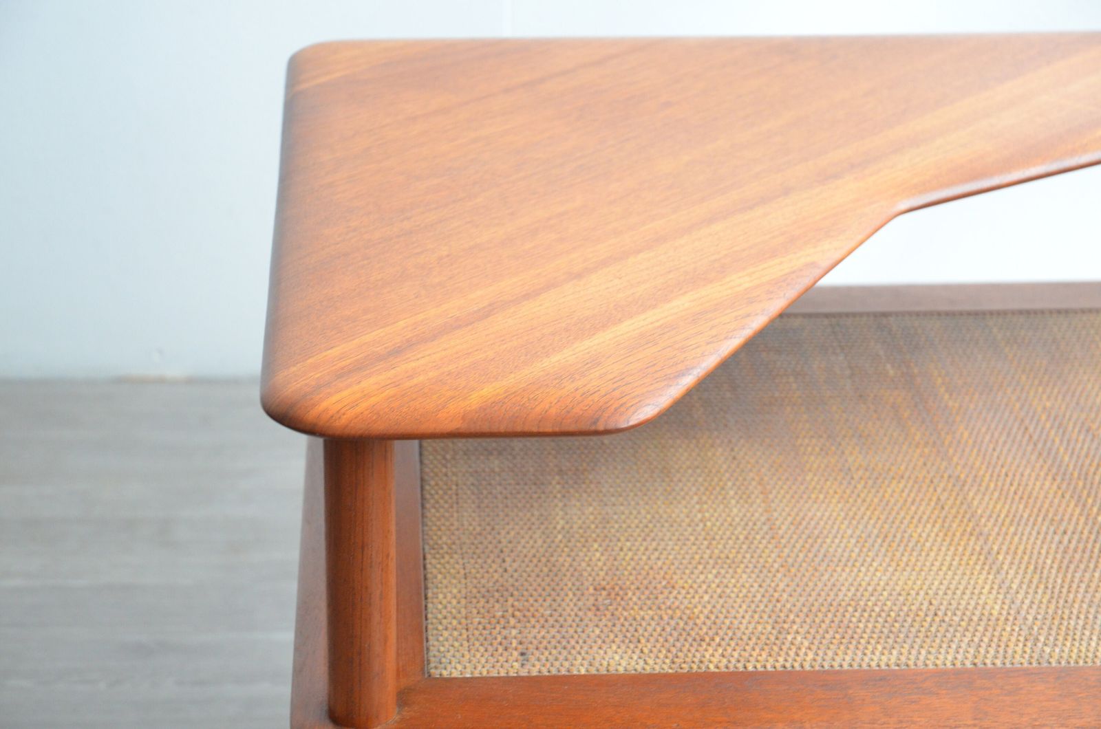 photo furniture Corner Table By Peter Hvidt In Teak & Cane