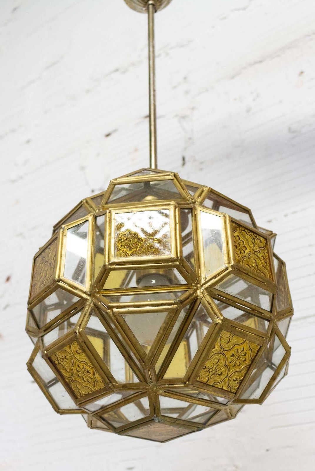 Lustre suspension en laiton et verre à facettes de style orientaliste, vers 1960 photo vinterior