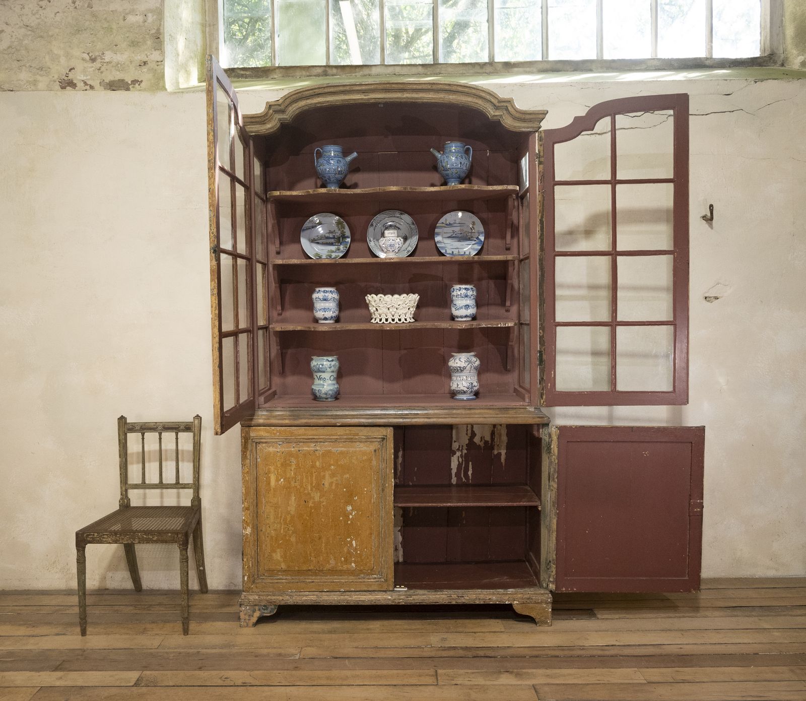 photo vintage 18th Century Dutch Dry Scraped Glazed Vitrine Cabinet