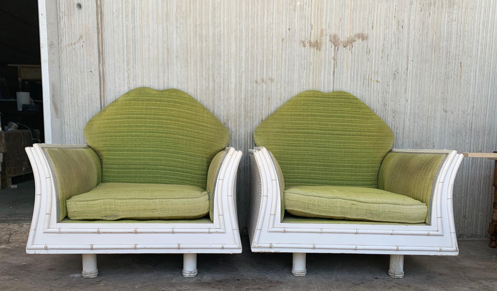 Paire de fauteuils Hollywood Regency en faux bambou, dossier en cannage photo furniture