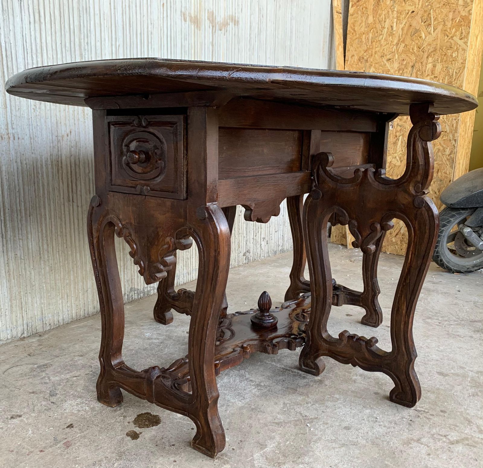 Table ovale à abattants en chêne sculpté, XVIIIe siècle, avec tiroirs et pieds en lyre photo vinterior