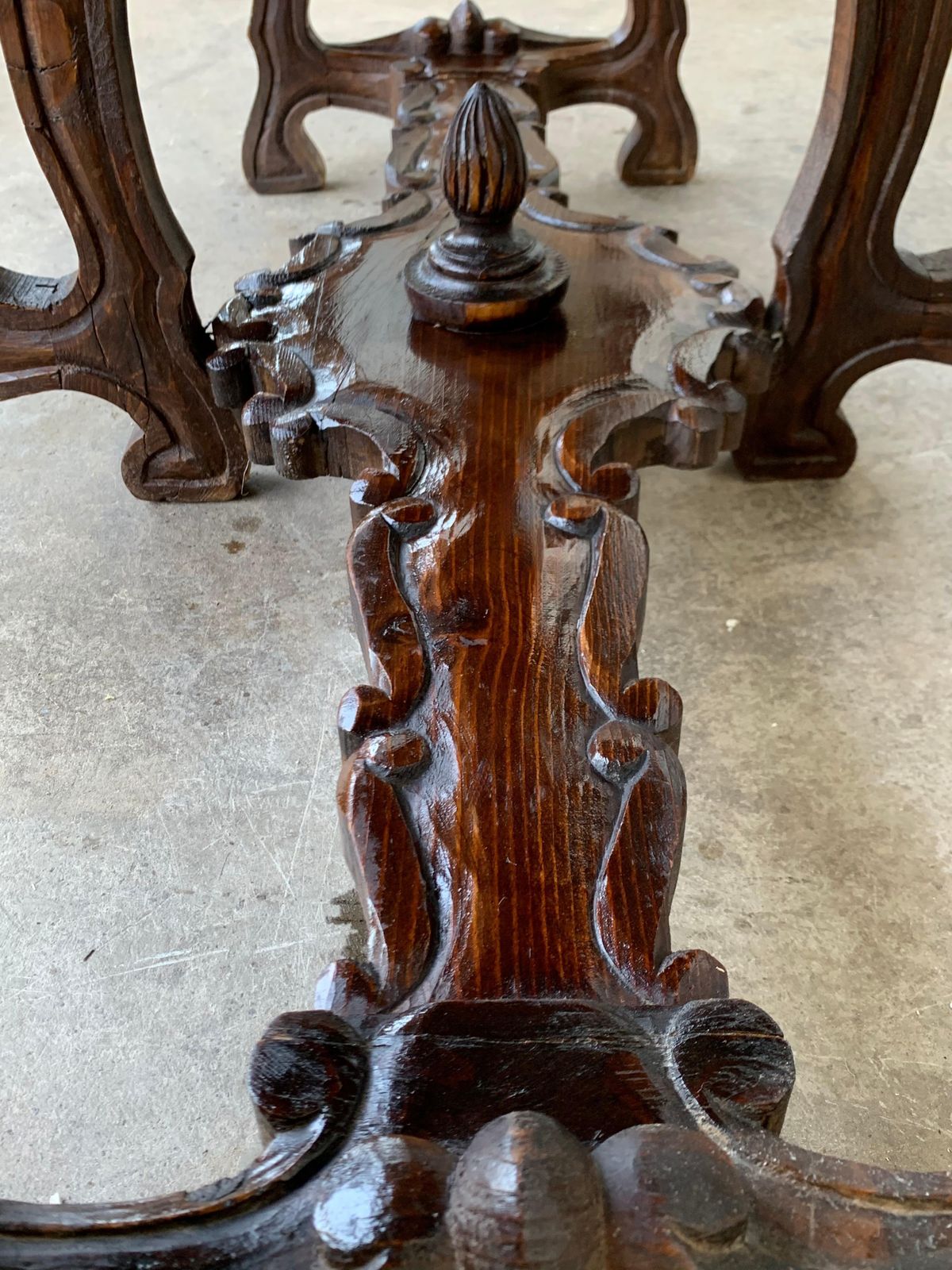 photo vinterior Table ovale à abattants en chêne sculpté, XVIIIe siècle, avec tiroirs et pieds en lyre