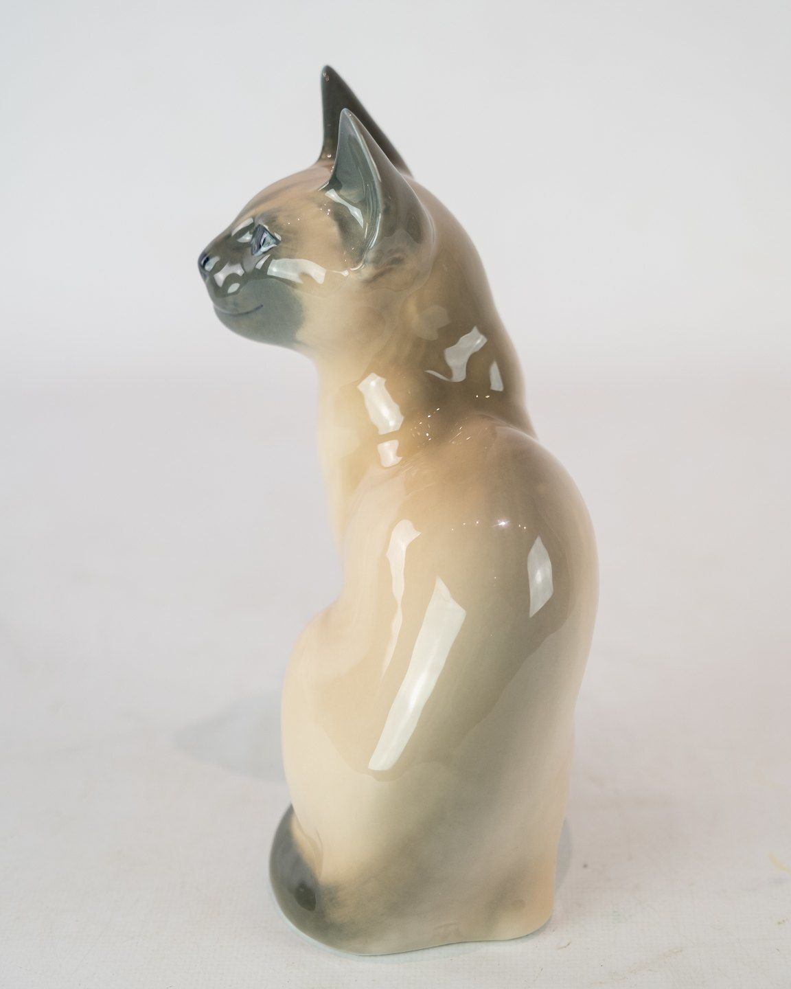 Kgl. Porcelain Figurine, Siamese Cat, No .: 3281 By Royal Copenhagen. photo for sale