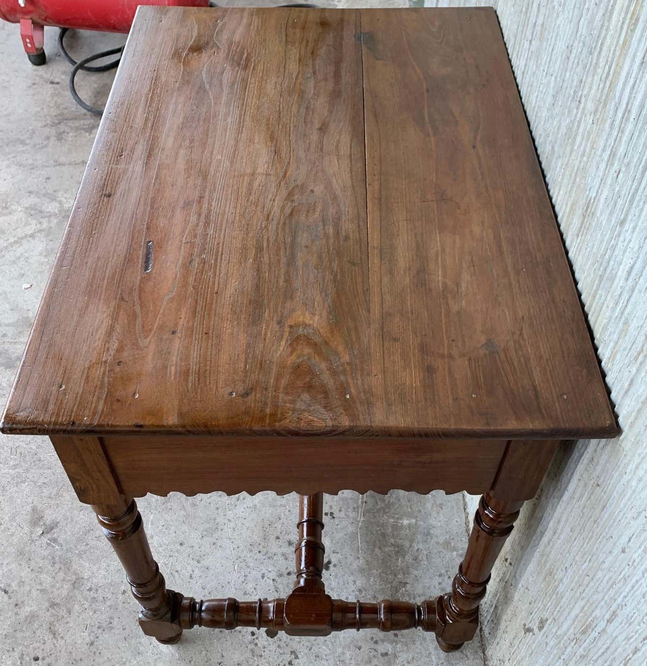 Bureau de ferme espagnol Mobila en pin, début du XXe siècle, table d'appoint ou billot de boucher photo vinterior
