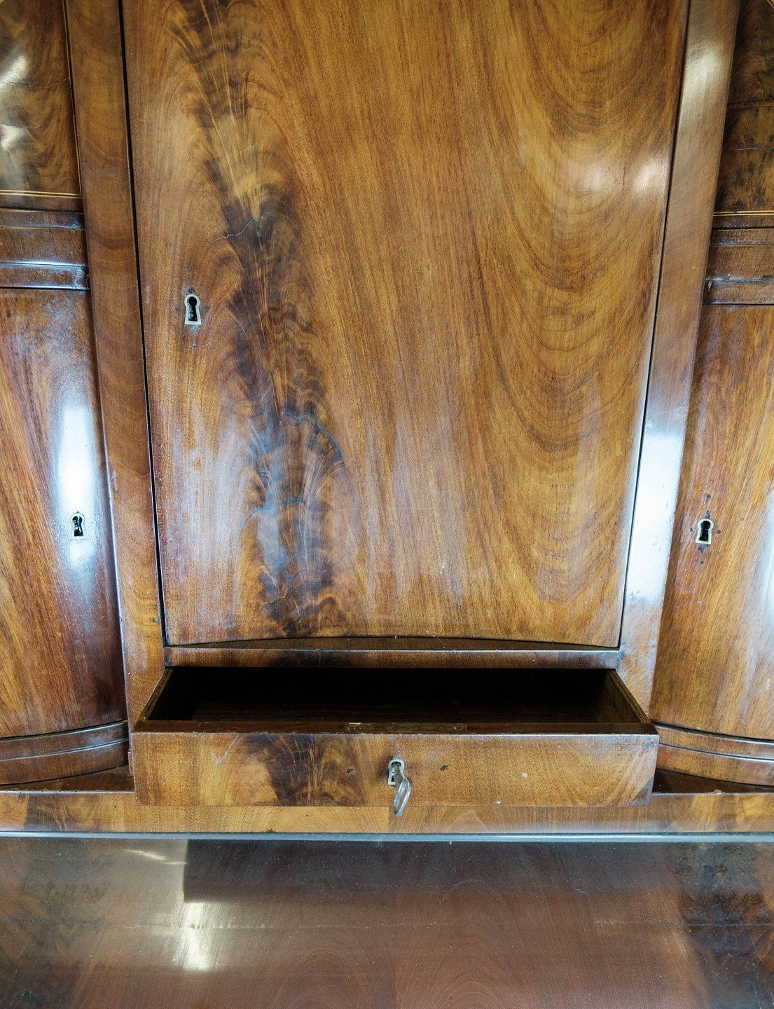 Large Late Empire Chatol Of Hand Polished Mahogany With Marquetry From The 1820s. photo vinterior