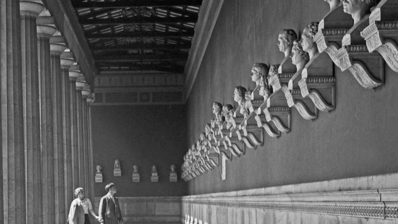 Karl Heinrich Lämmel Hall Of Fame, Busts Of Celebrities, Munich Germany 1937, Printed Later 1937/2021 photo furniture
