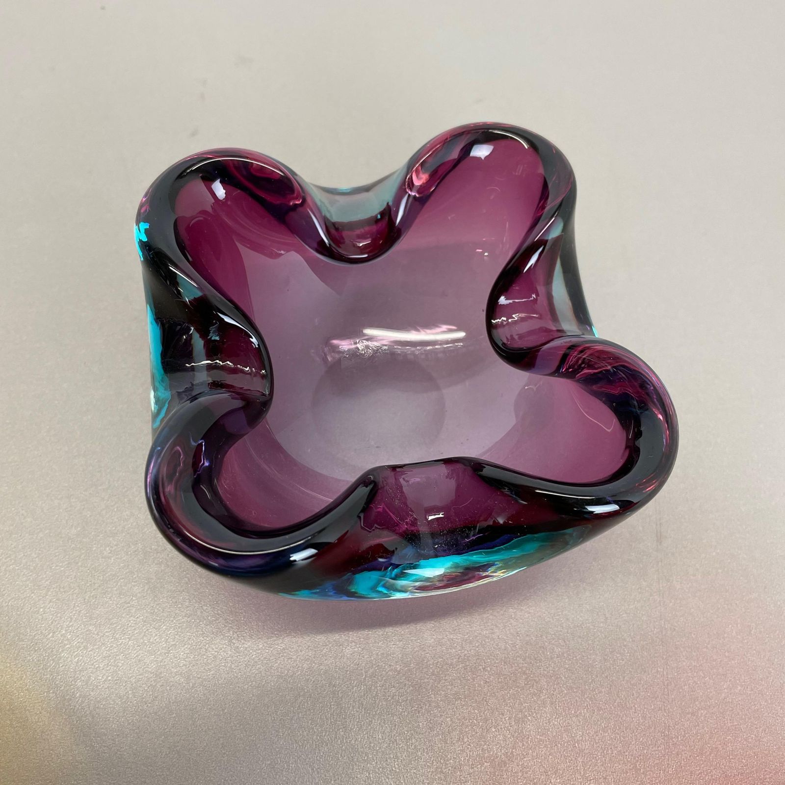 photo for sale Set Of 3 Murano Glass Sommerso Bowl Shells Ashtray Element, Italy, 1970s