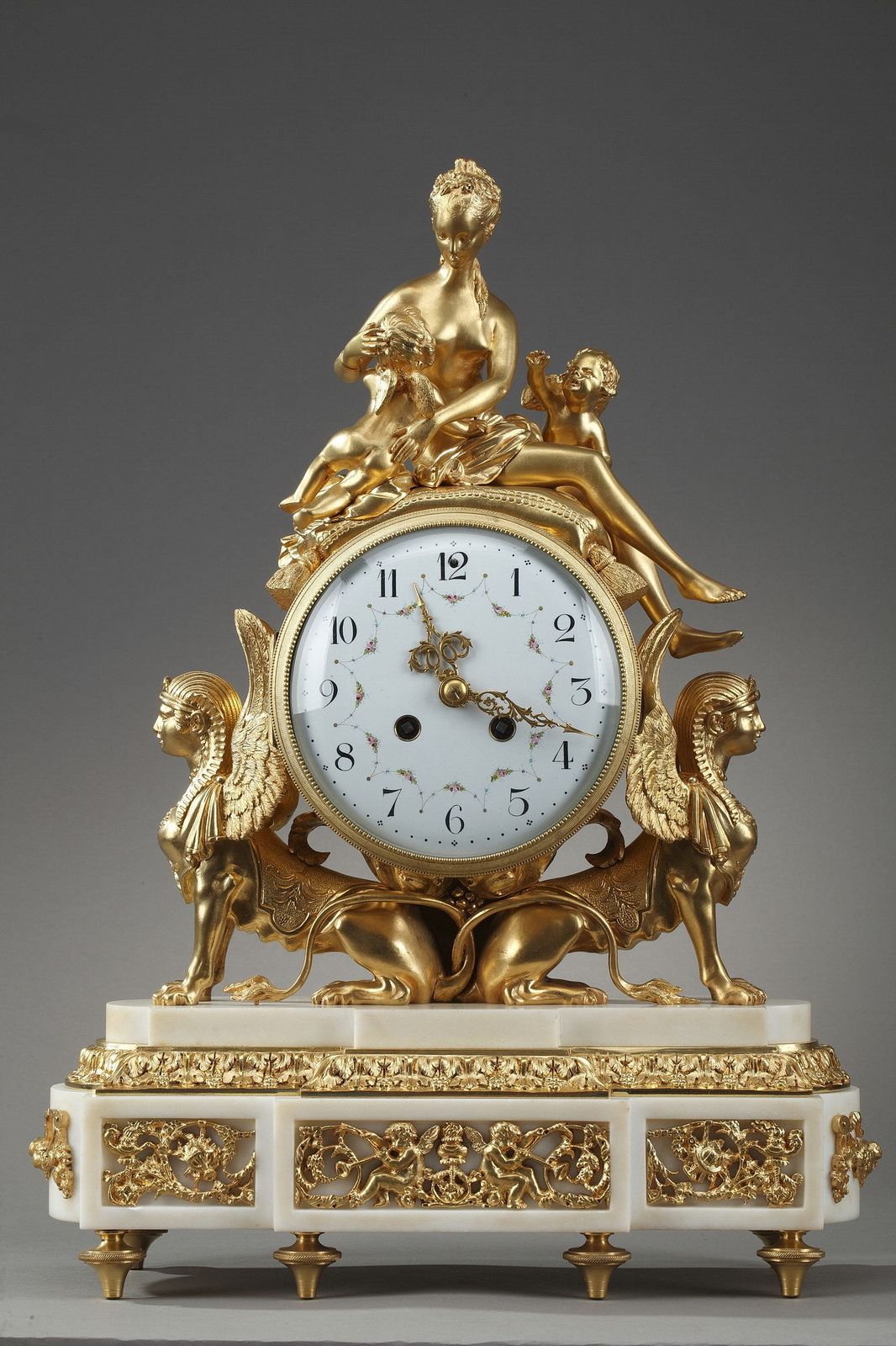 Pendule de style Louis XVI en bronze doré et marbre blanc