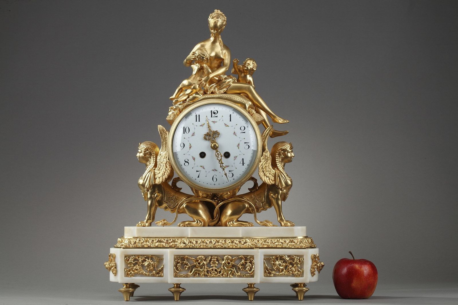 Pendule de style Louis XVI en bronze doré et marbre blanc photo furniture
