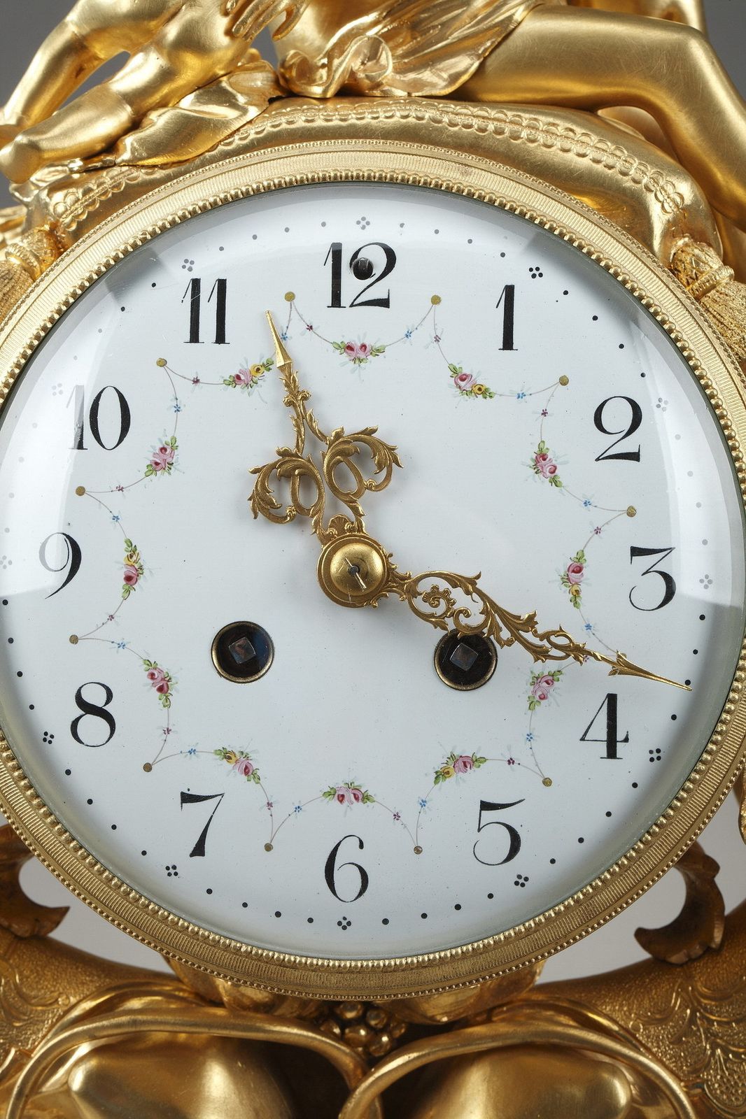 Pendule de style Louis XVI en bronze doré et marbre blanc photo vinterior