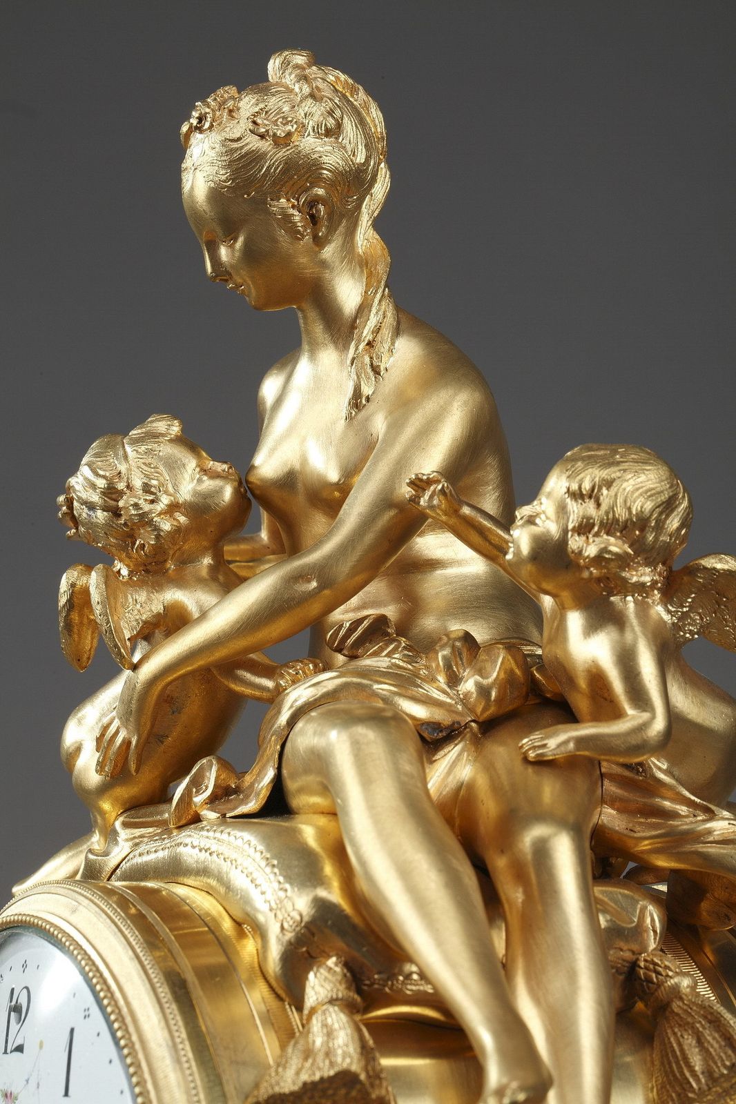 photo vinterior Pendule de style Louis XVI en bronze doré et marbre blanc