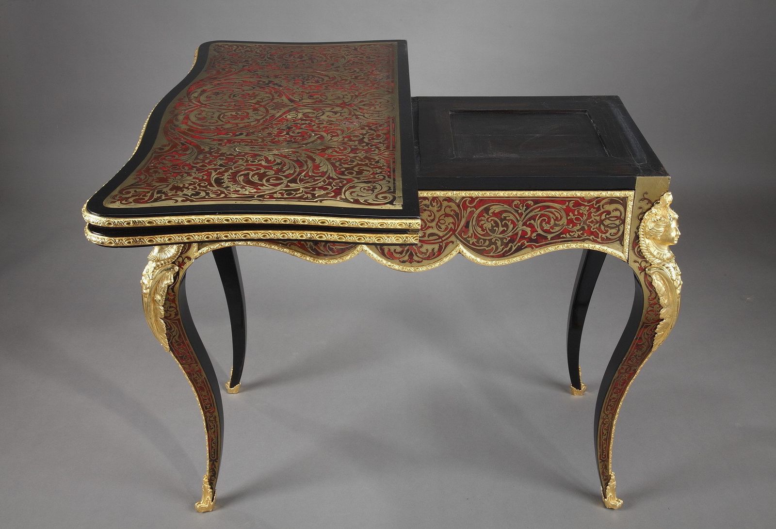 Console en speltafel in Boulle-marketerij photo vinterior