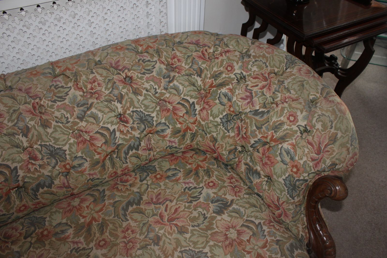photo vinterior A Wonderful And Rare Antique Victorian Original Carved Walnut Chesterfield Sofa.